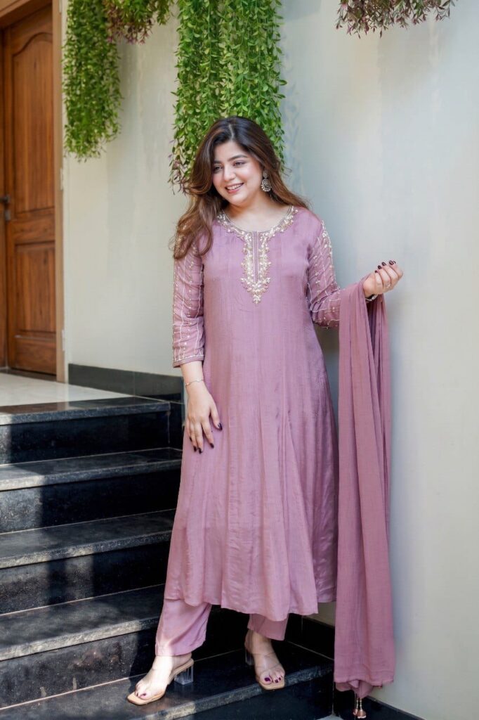 Mauve lavender Embroidered Kurta Pant & Dupatta Set